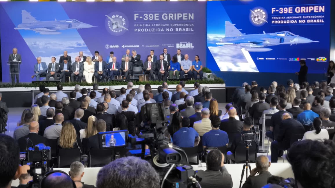 Foto 14 de 15 — Lula chega com comitiva à Embraer e apresenta caça Gripen em agenda na região; VEJA FOTOS